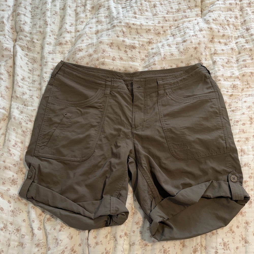 The North Face Women's Olive Utility Roll-Cuff Shorts